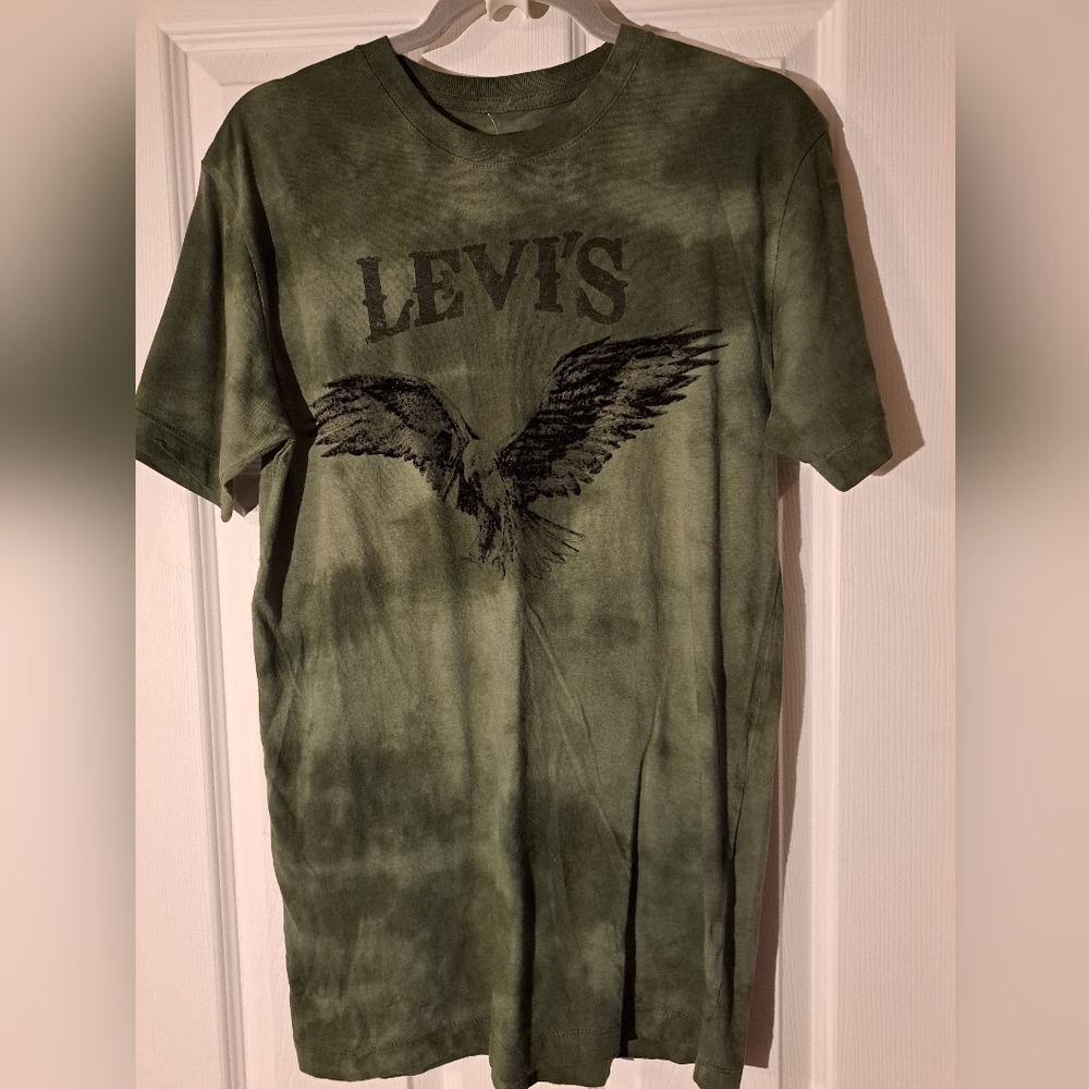 Levi's Men's t-shirt in green color 💚 in size M.